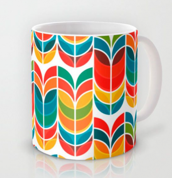 Mug dengan desain pola yang berwarna-warni